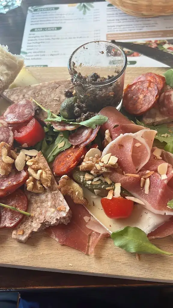 Elaine Hipwell_Le 12_Cavalerie_review