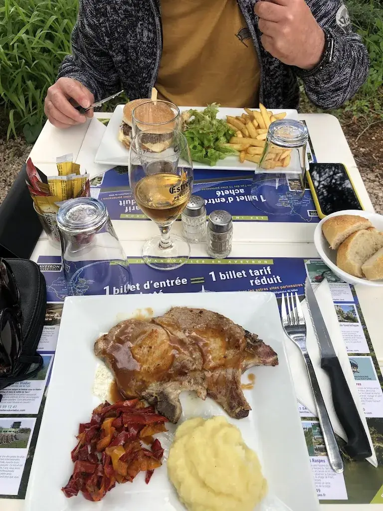 Nanie Aparicio_Restaurant Au Tour de l'Aveyron_L'Hospitalet-du-Larzac_recensione