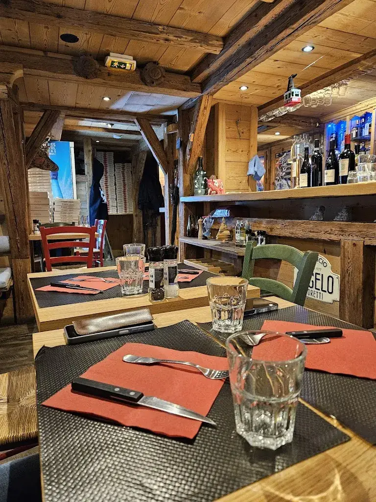 La Tour De Pizz' restaurant in Houches