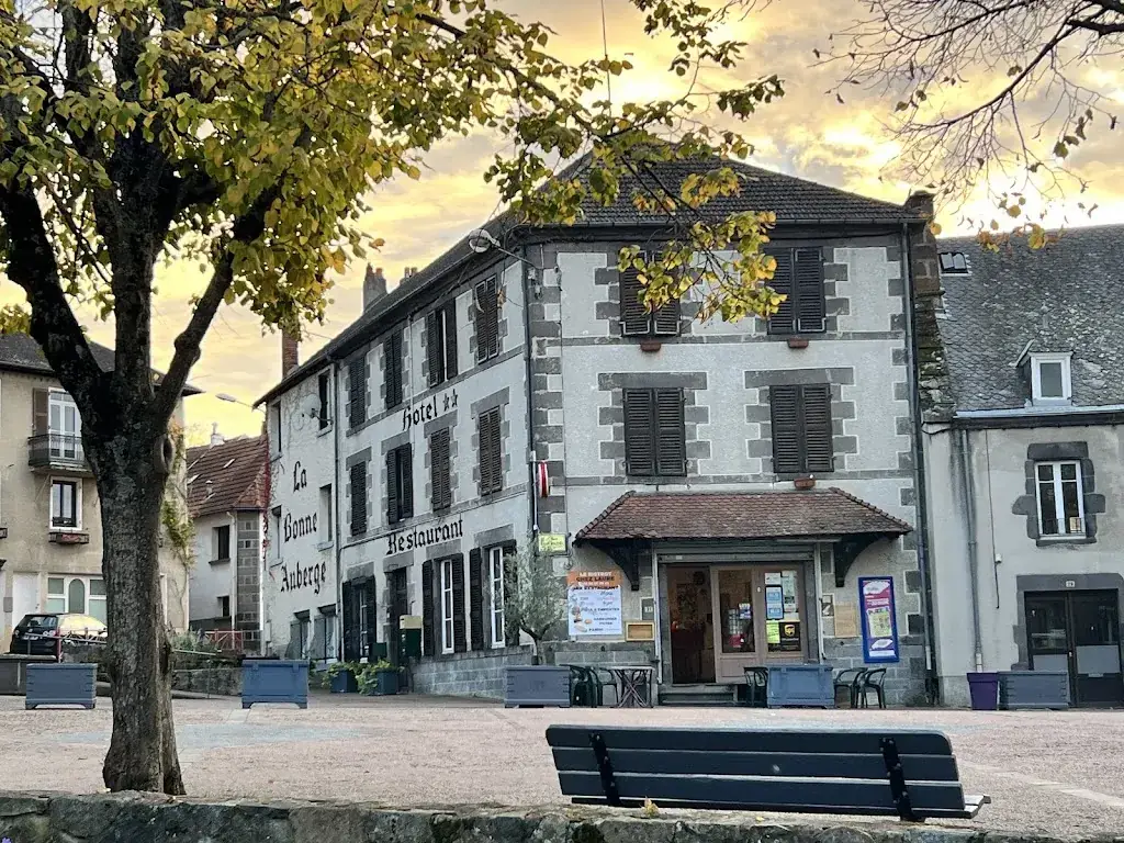 Le Bistrot De Manzat Chez Laure_Manzat_slider_image_2