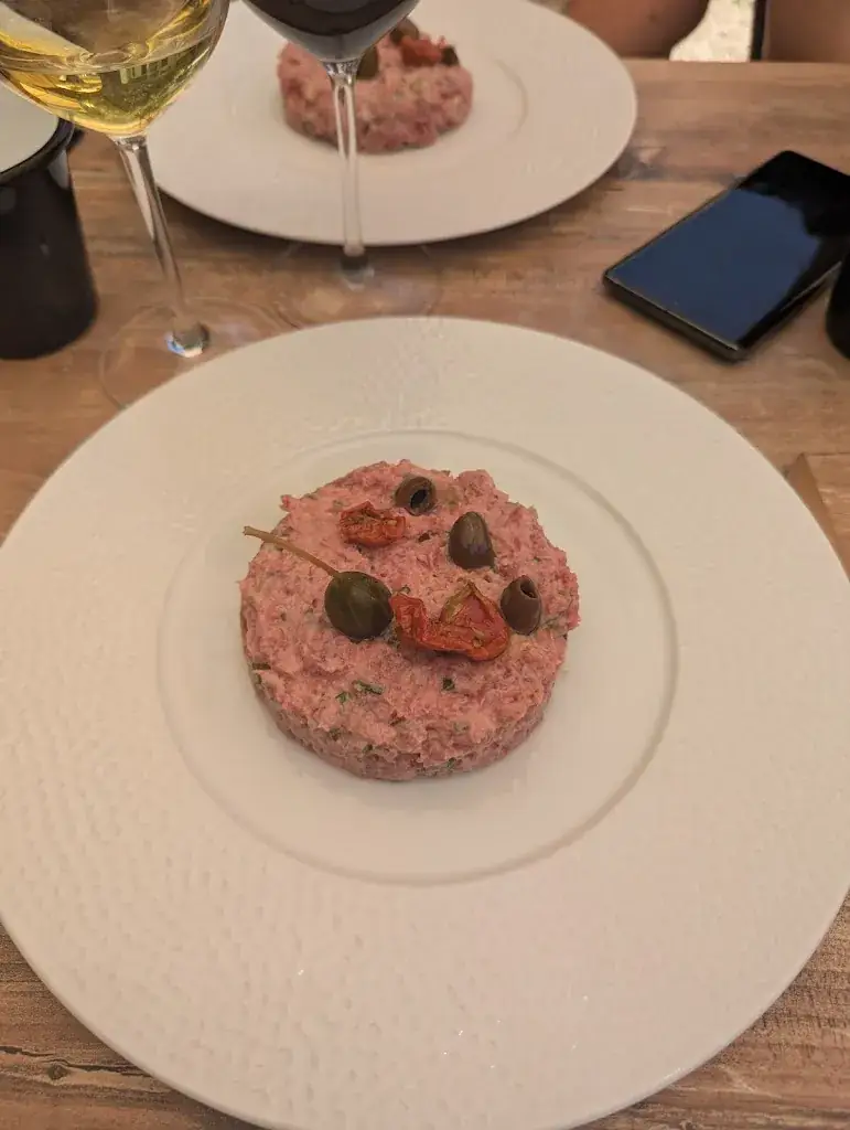 Yana Hilis_Restaurant l'Aéropostale_Laloubère_review