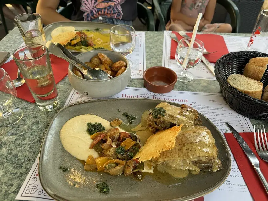 Tomasz Pazgan_Logis hôtel restaurant Cazes A Arazat_l'Église_review