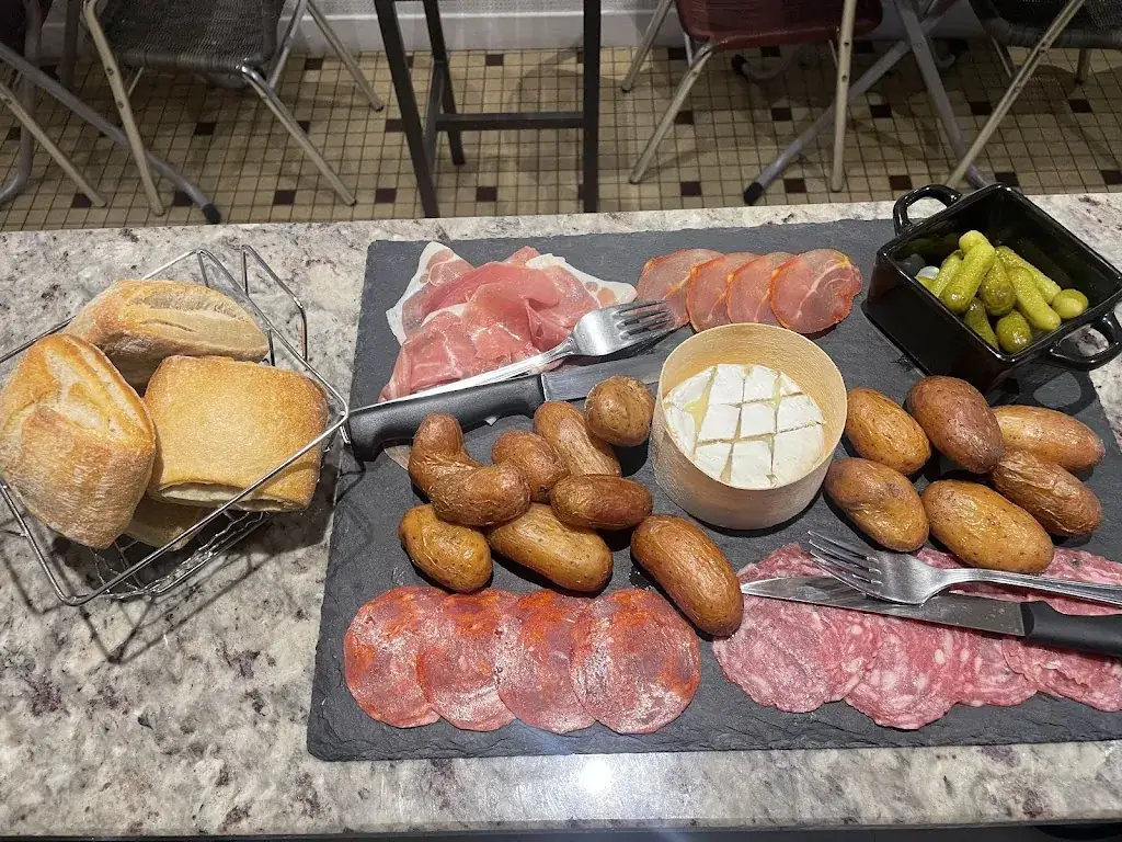 DimDim Bar_Lavernose-Lacasse_slider_image_2