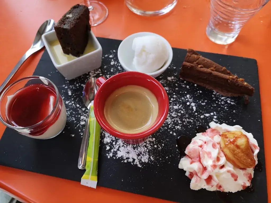 Sarah War_Bar PMU The Waterfront_Barcarès_review