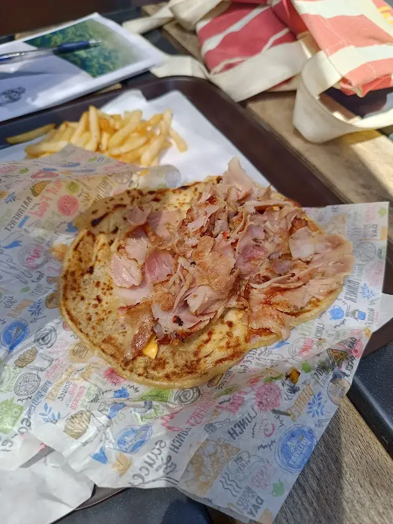 Bernabe Khan Artemio_Le Royal Cheese Naan_Barcarès_review