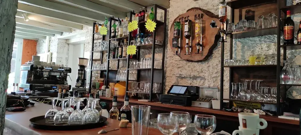 CANDAU MARIE JOSE_Zézé Bar_Houga_review