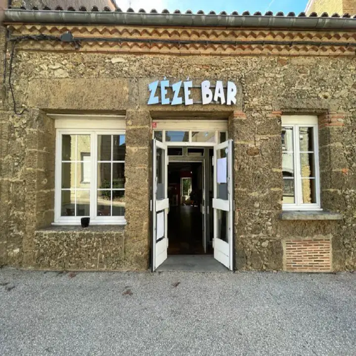 Zézé Bar restaurante en Houga