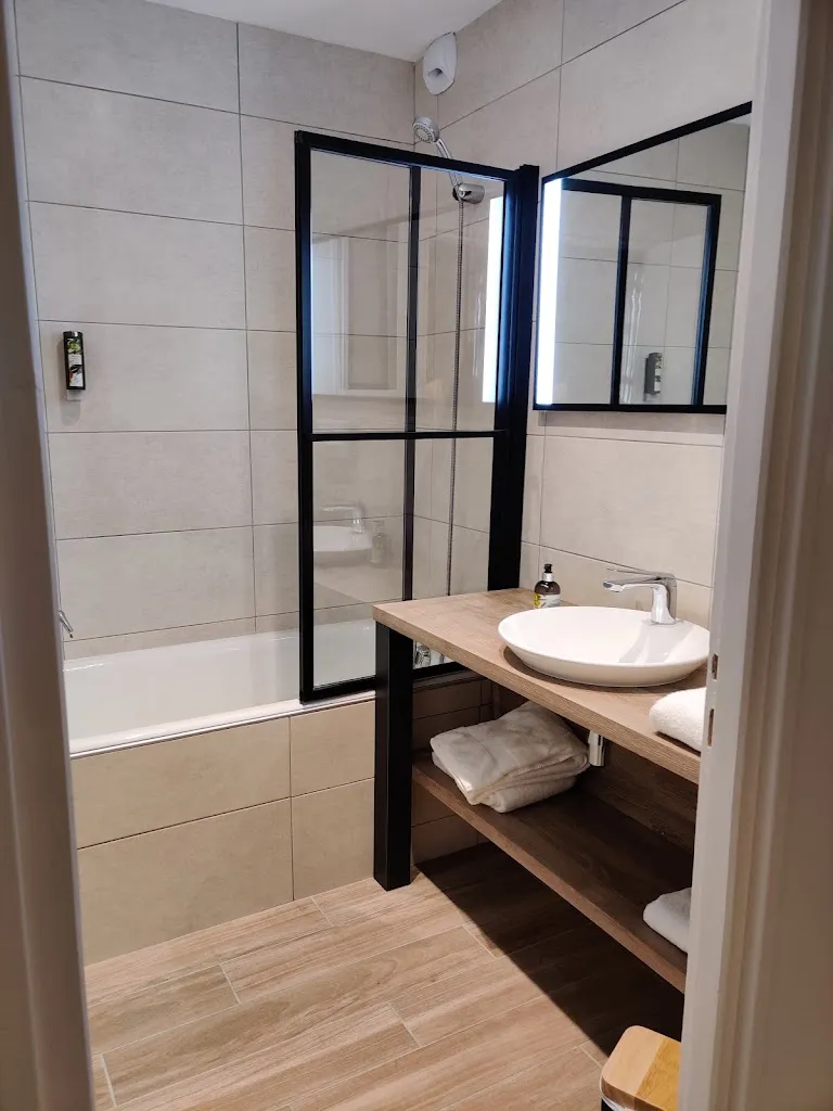 Logis Hôtel des Voyageurs_Malzieu-Ville_slider_image_2