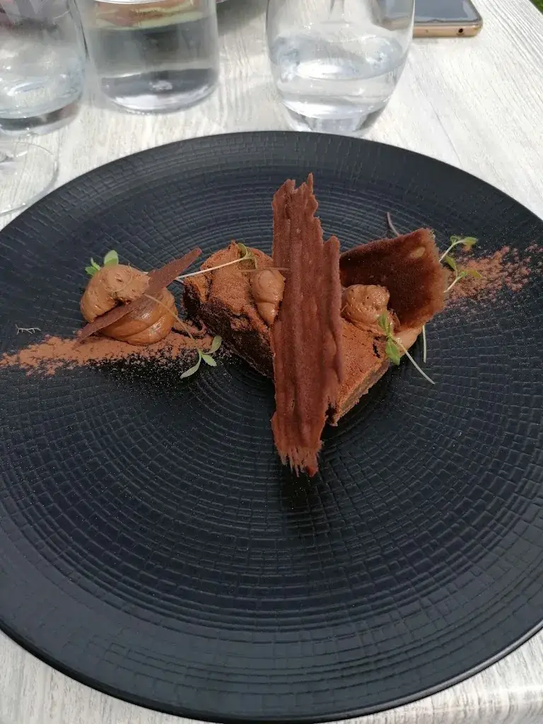 Andrew Coombes_Au Petit Bonheur_Grau-du-Roi_review