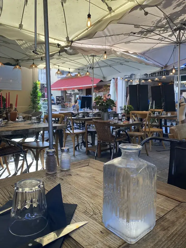 izzy blatchley_Chez Lola_Grau-du-Roi_review