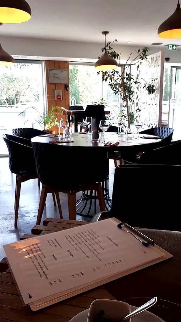 Vin Chez Moi_Angles_slider_image_2