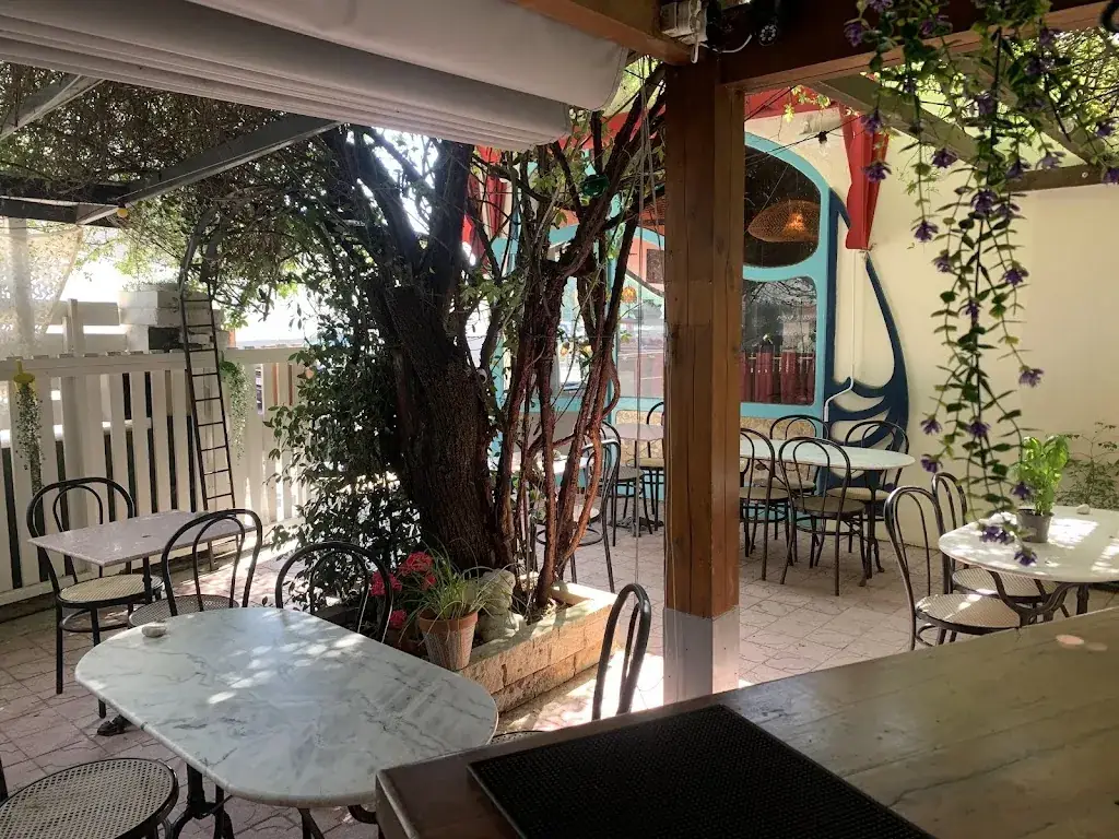 Chez Flore – Restaurant et à emporter – Les Angles 30133 – Les Priades restaurant in Angles