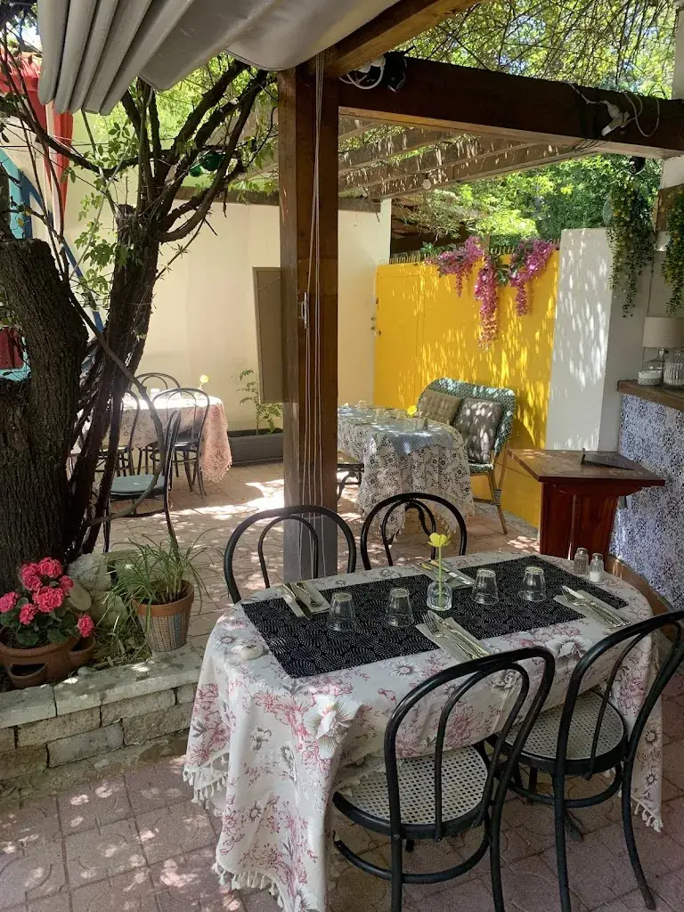 Chez Flore – Restaurant et à emporter – Les Angles 30133 – Les Priades_Angles_slider_image_2