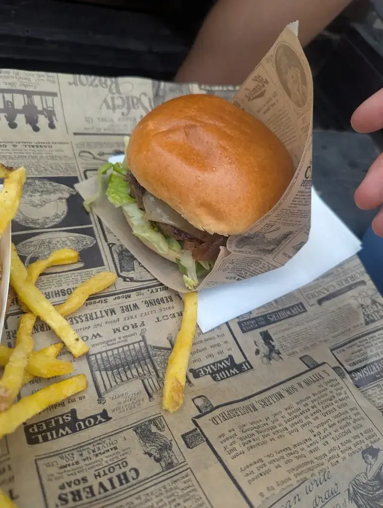 Eléa Bosquet_CAPCIR BURGER_Angles_recensione