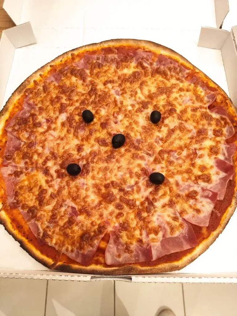 Francis Capdevielle_Pizza Luna Llupia_Llupia_review