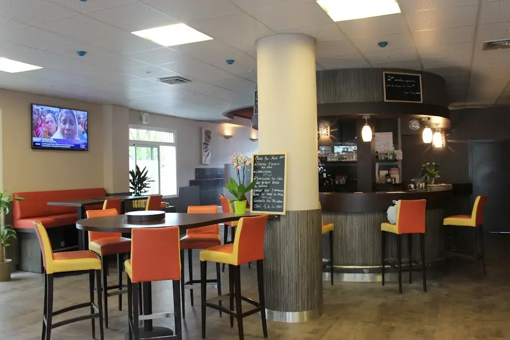 L'insolent_Luc-la-Primaube_slider_image_3