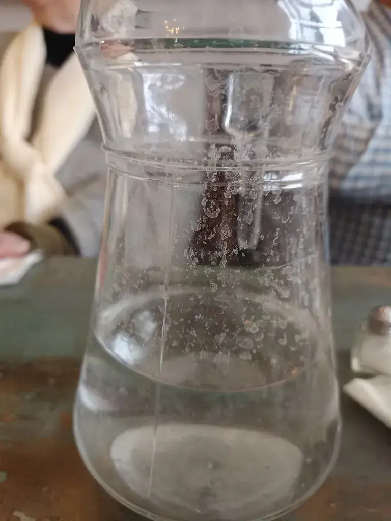 Chantale Guillard_DROLES DEUX TABLES_Lunel-Viel_review