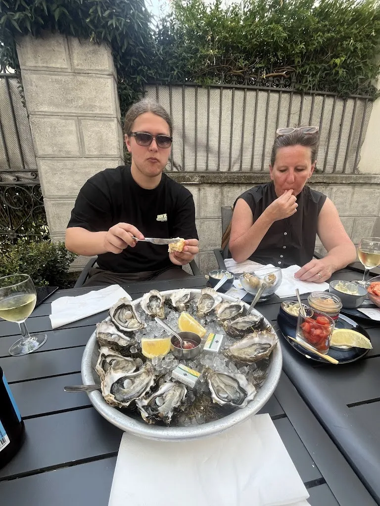 Ollie Waldron_« Chez Pif »Bar à Huîtres Luz Saint Sauveur_Luz-Saint-Sauveur_review