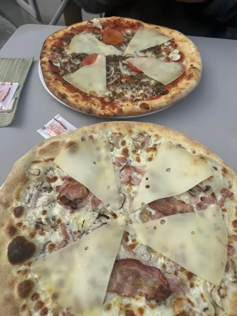 Lauren and Scott_Pizz'Ariane_Luz-Saint-Sauveur_reseña