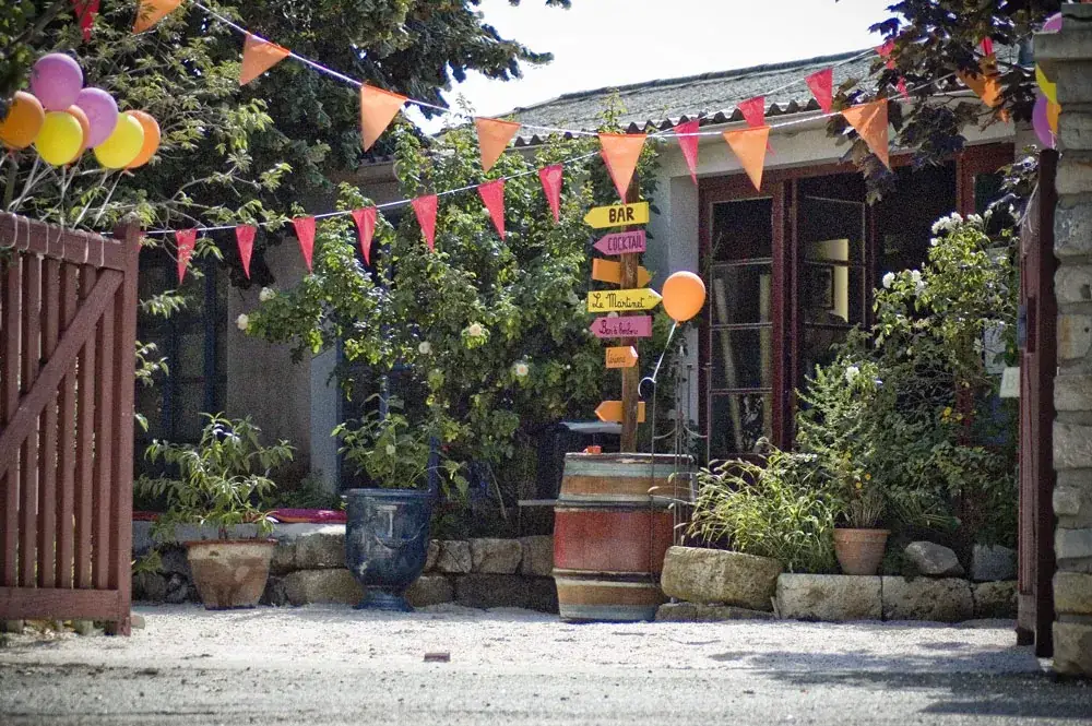 Auberge -Table d'hôtes "La table à rallonge" restaurante en Saint-Laurent-d'Aigouze