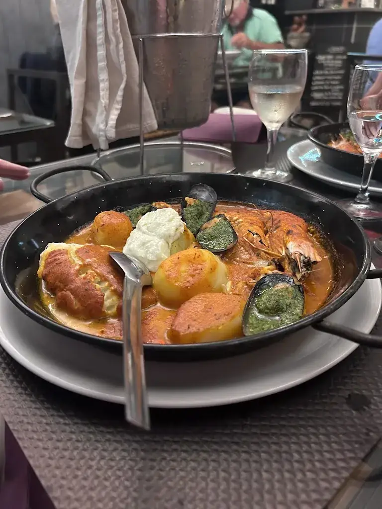 John Hinckley_La Maison_Marseillan_review