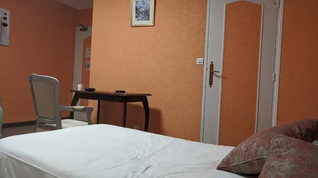 Neil Tufano_Hotel Le Sully_Meyrueis_review