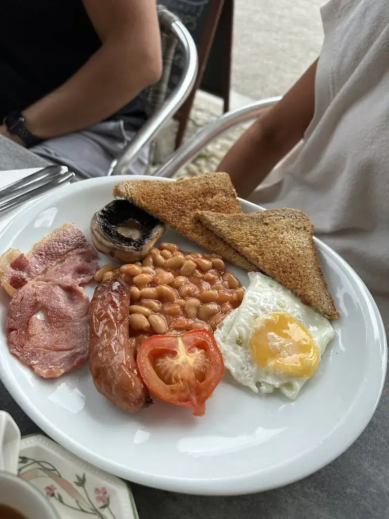 Emma Houghton_The Mad Hatter_Mirepoix_review