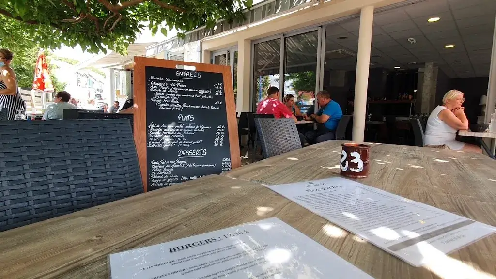 Logis Hôtel le Midi_Montaigu-de-Quercy_slider_image_1