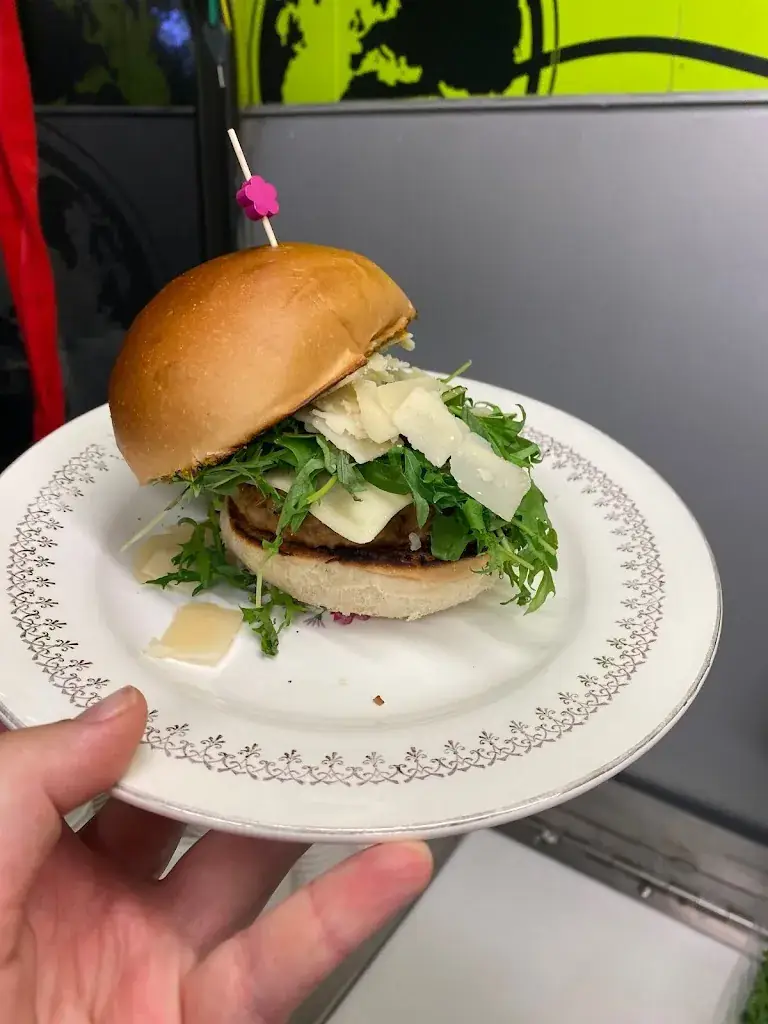 Le Food Truck de la Forêt restaurant in Montagnac