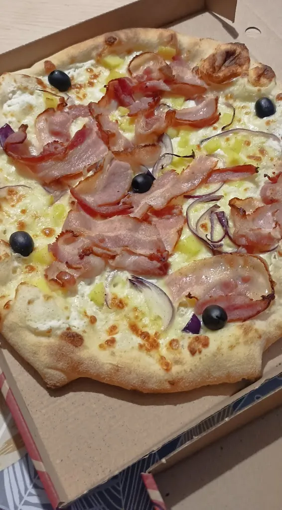 Morgane Delanchy_Pizza La Volterra Montbazens_Montbazens_review