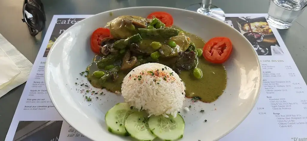 Ferenc Tar_Café de France_Montcuq-en-Quercy-Blanc_review