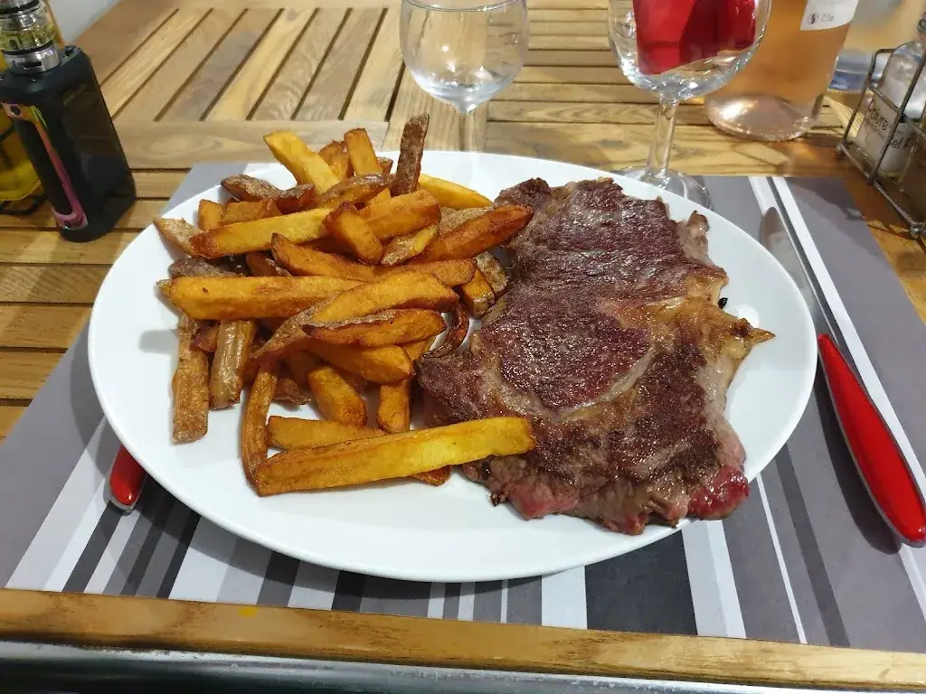 AU PTIT BO BAR restaurant in Névian