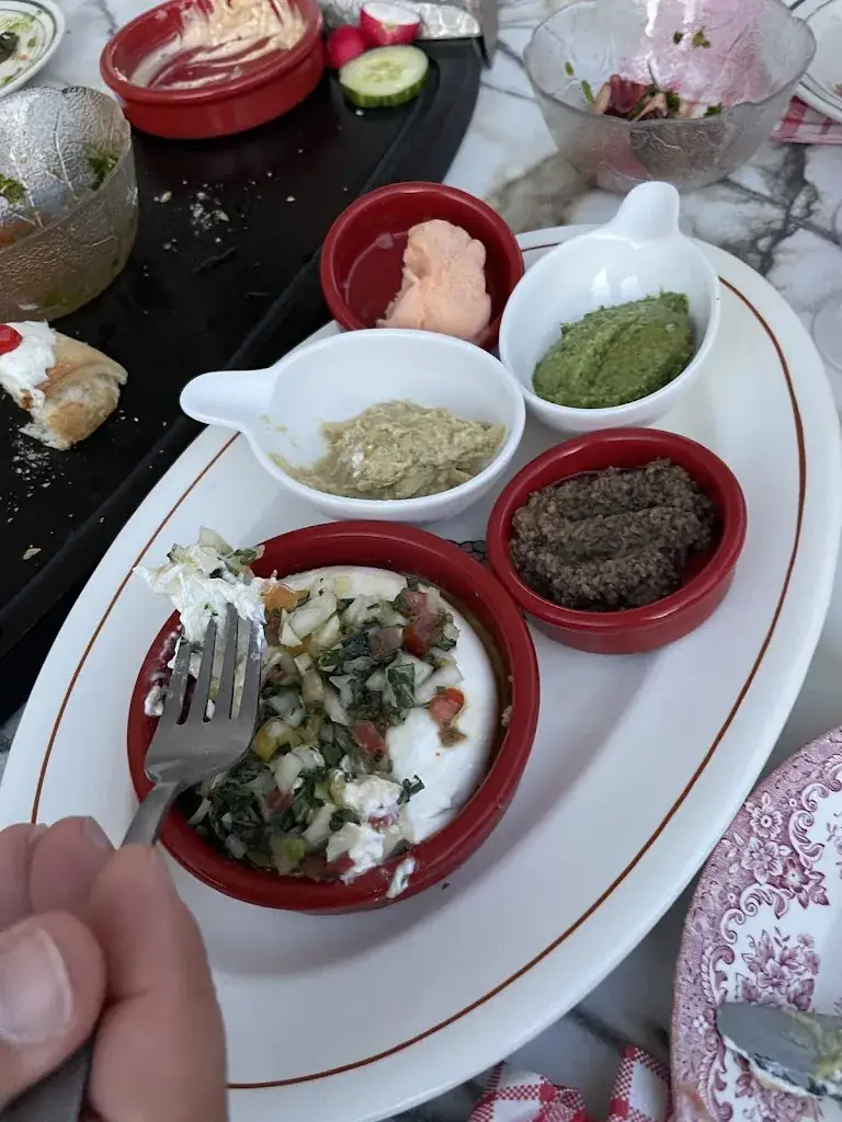 Gaithe Eitouni_PONPON | À boire et à manger_Pérols_review