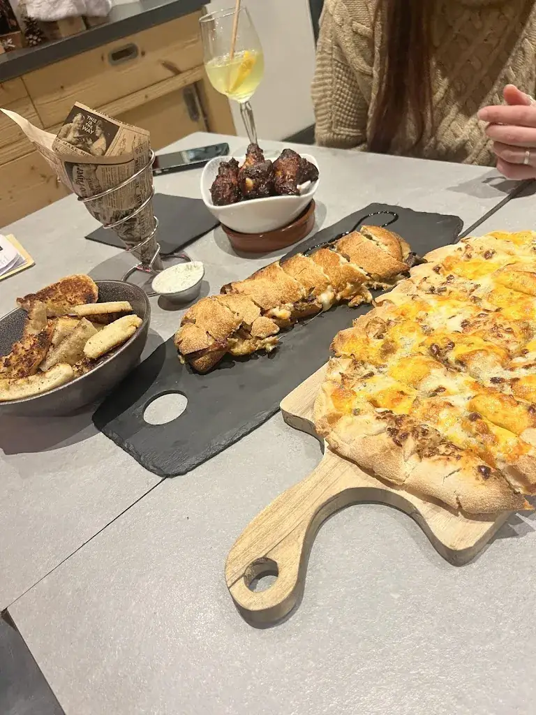 Oscar Gauci_400 Coups Pub & Restaurant_Marignier_review