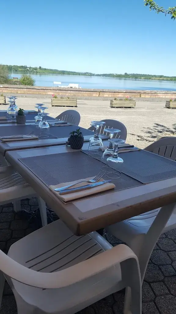 Restaurant/Bar Les Reflets du Lac ristorante a Salles-Curan