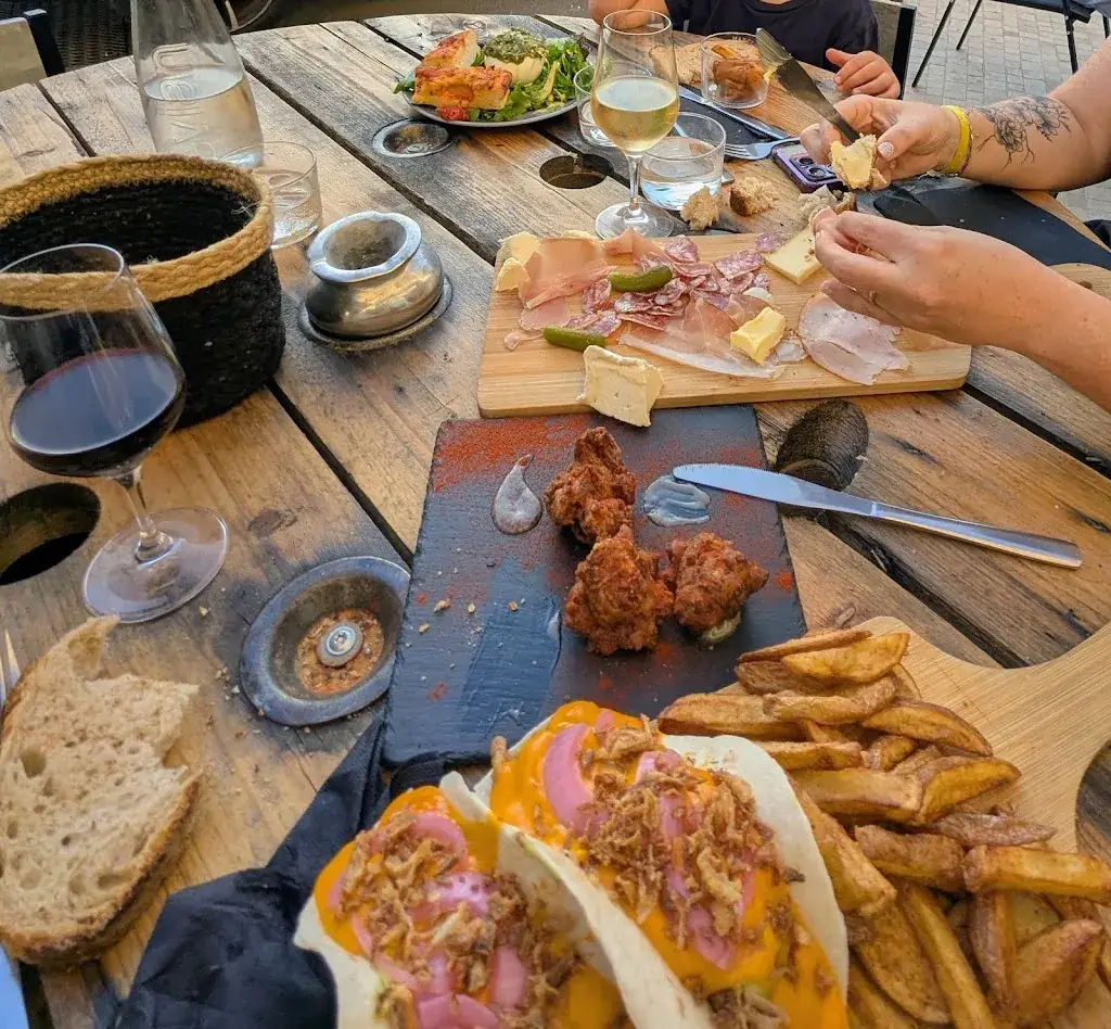 Antre deux verres_Poussan_slider_image_3