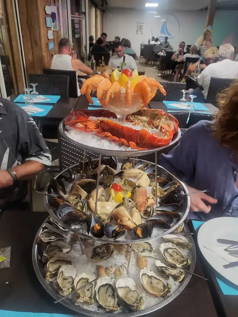 Mr Jolly Lives Next Door_La Voile Blanche_Portiragnes_review