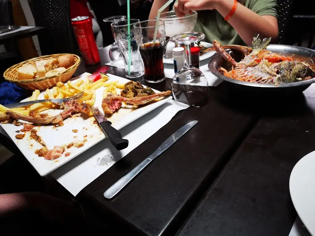 James Hester_La Voile Blanche_Portiragnes_review