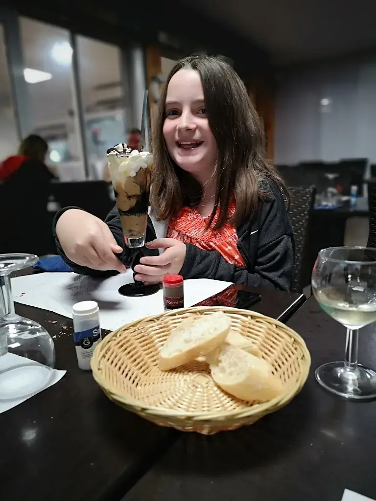 Laura Collins_La Voile Blanche_Portiragnes_review