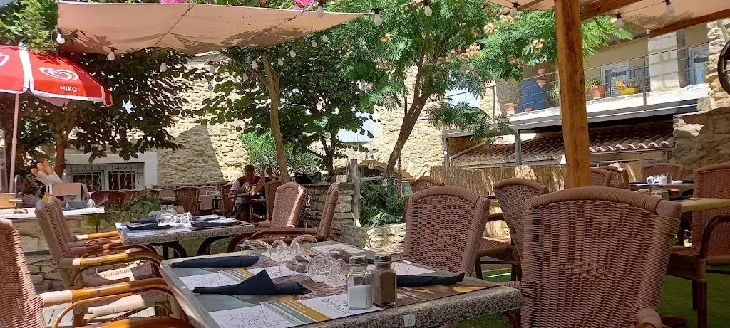 Frédéric Glauser_Nilo naan_Saint-Paulet-de-Caisson_review