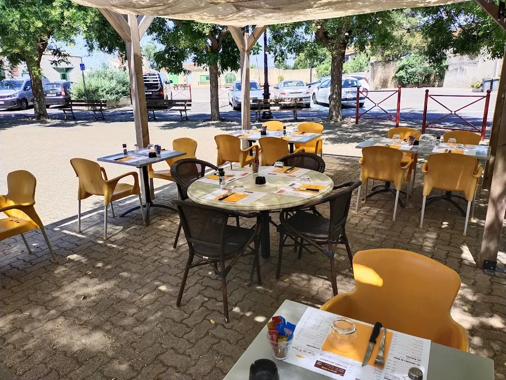 Sur la place_Puimisson_slider_image_1