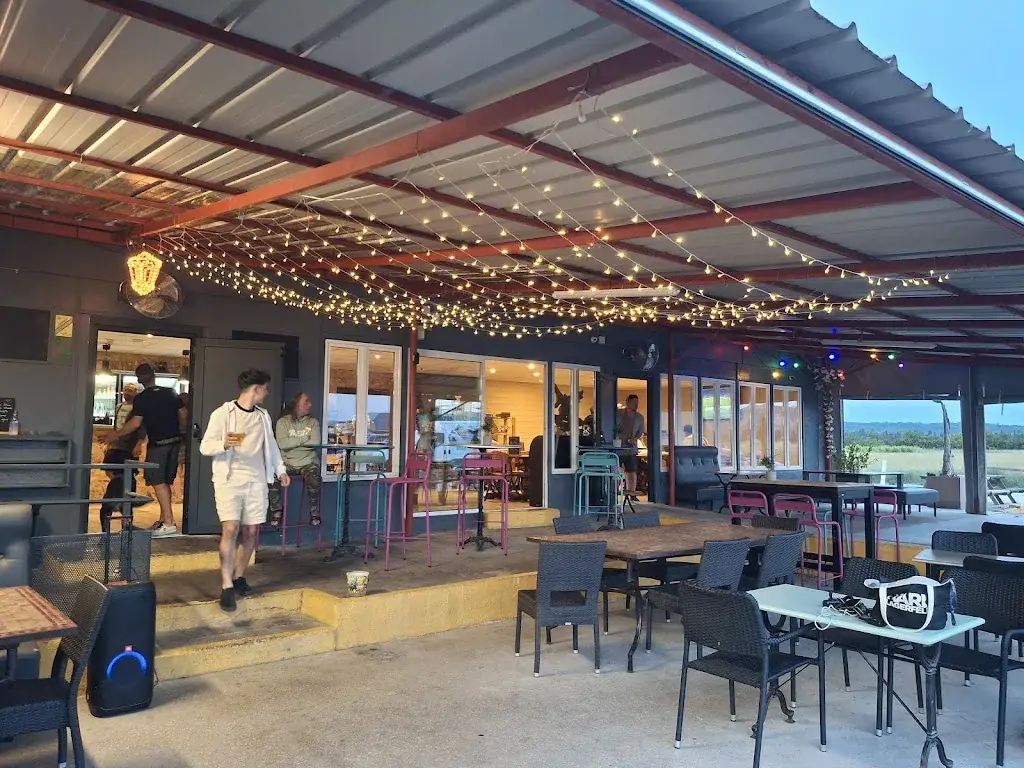 Ariane Poinsignon_Le Club House by Skydive Pujaut_Pujaut_review