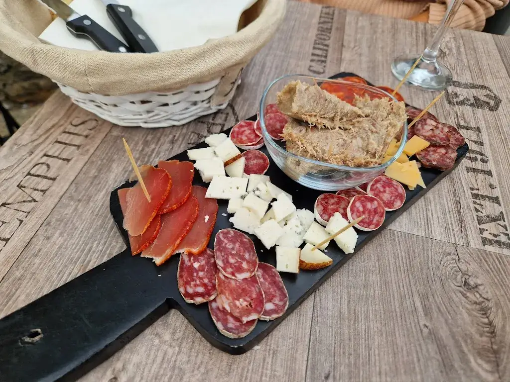 Les Grands Copains_Quillan_slider_image_2