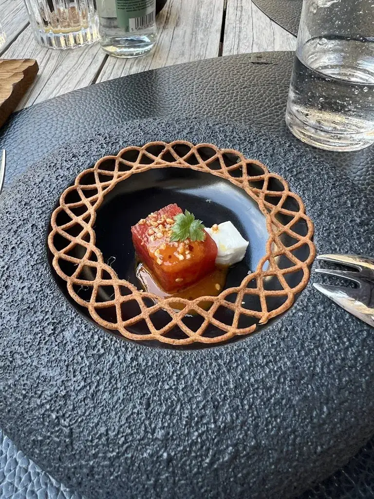 Karen Marom_La Table - Jean-Paul Tossens_Saint-Mont_review