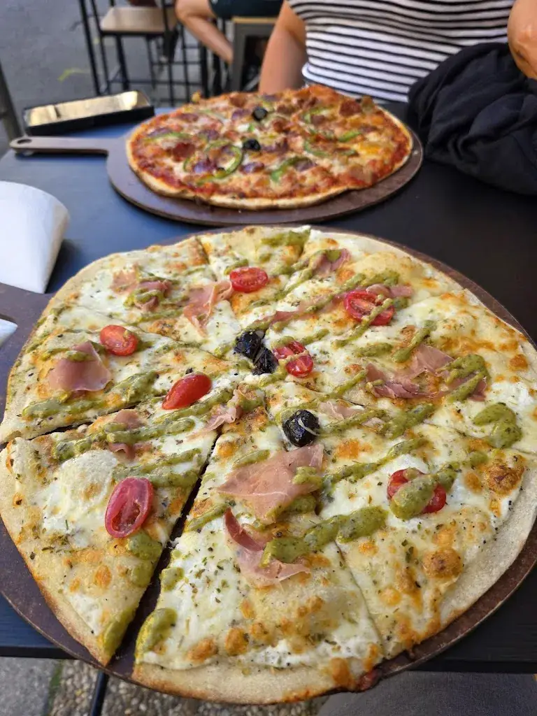 A La Tour de Pizz | Pizzeria Rochefort du Gard |_Rochefort-du-Gard_slider_image_2