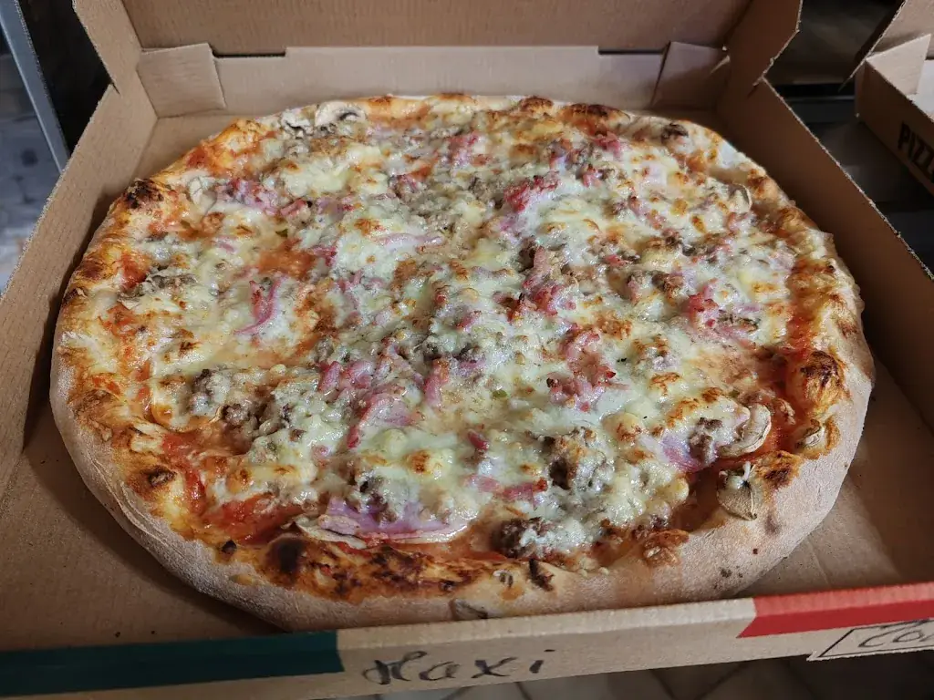 Chez Max Pizza restaurant in Roquettes