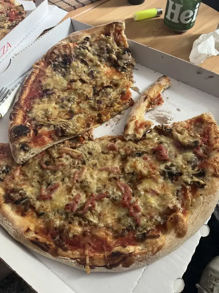 Chez Max Pizza_Roquettes_slider_image_3