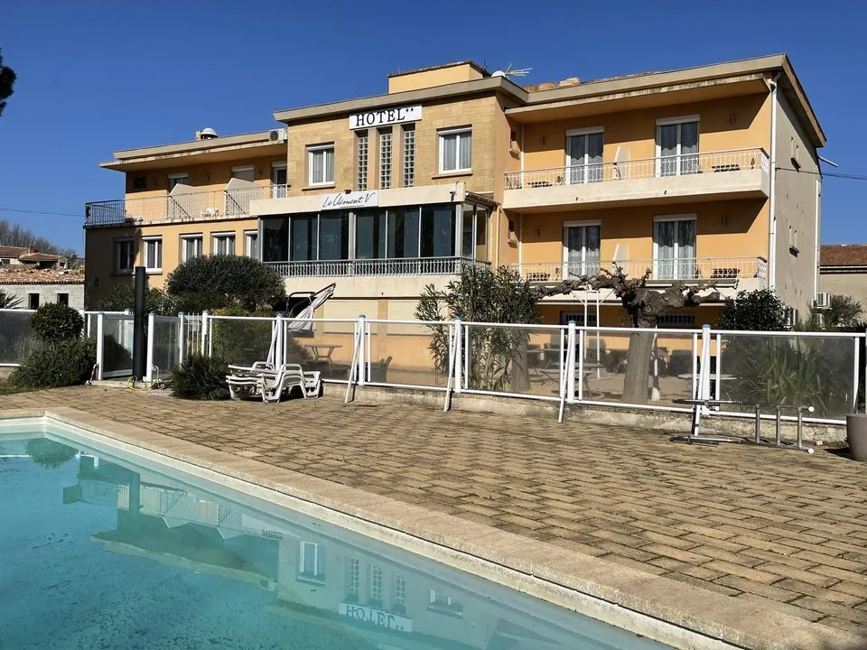 Logis Hôtel le Clément V restaurant in Roquemaure