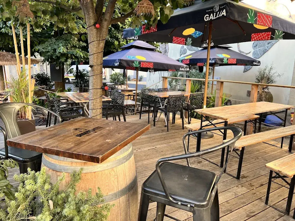 Casse pas la tête restaurant in Saint-Geniès-de-Fontedit