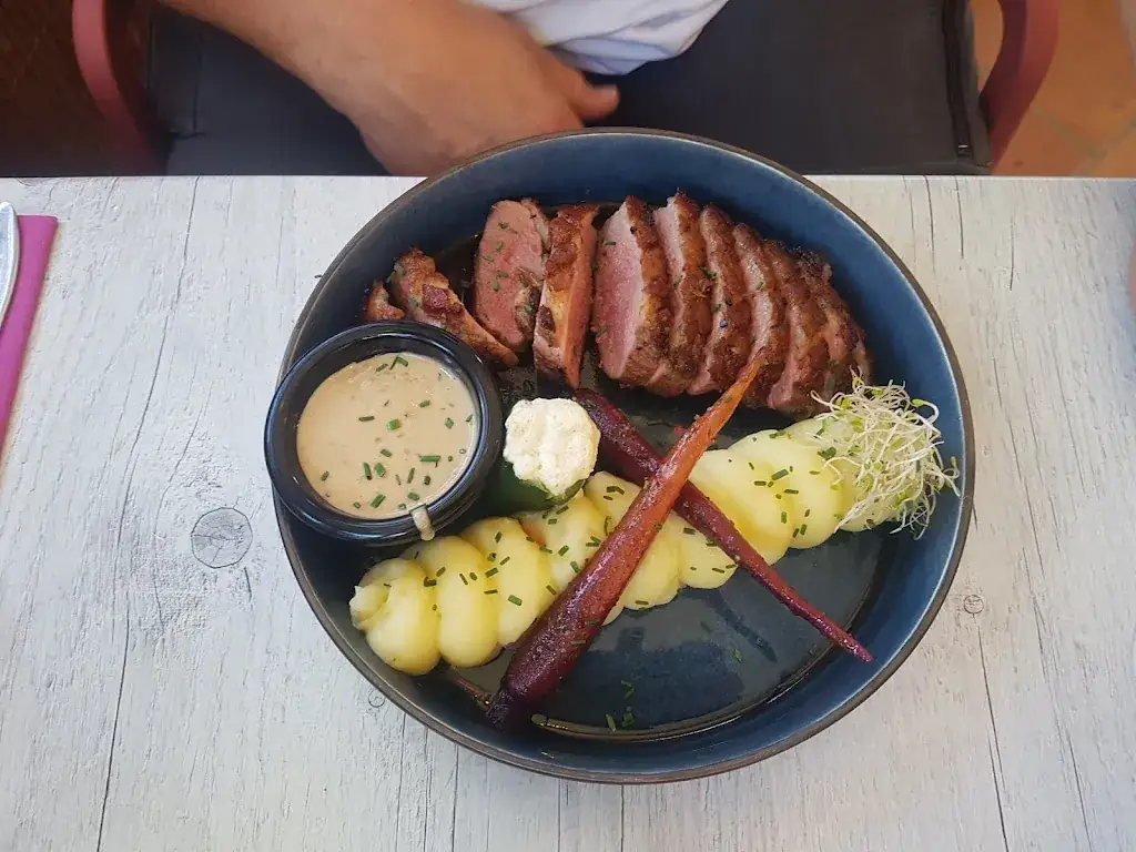 Fred Resenterra_Chez Les Filles_Saint-Estève_review